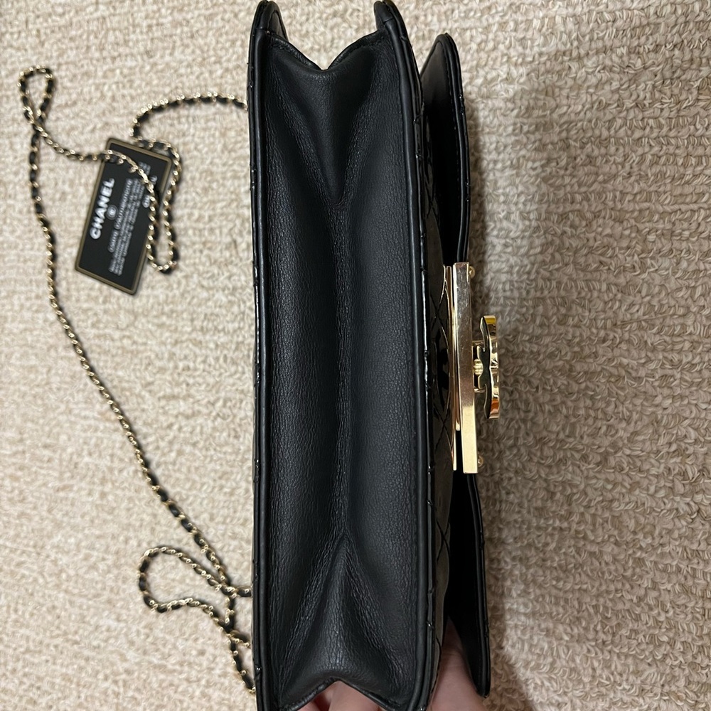 Chanel GHW CC Logo Classic Patent Quilted Leather Flap crossbody Bag - Picture 14 of 15
